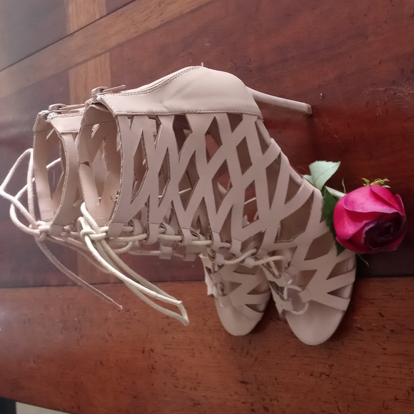 Charlotte Russe size 7 and half cream in color like new - Picture 3 of 4